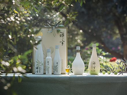 祥宇特級(jí)初榨橄欖油，純手工采摘、精選優(yōu)質(zhì)油橄欖鮮果，用意大利貝亞雷斯全自動(dòng)設(shè)備物理冷榨工藝，在鮮果采摘后8小時(shí)內(nèi)限時(shí)鮮榨而成。